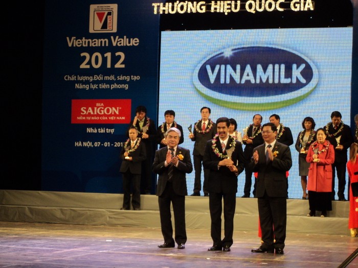 Ông Nguyễn Quốc Khánh – Giám Đốc Điều hành Sản xuất & Phát triển sản phẩm mới Vinamilk đại diện cho công ty nhận giải thưởng Thương hiệu Quốc gia.